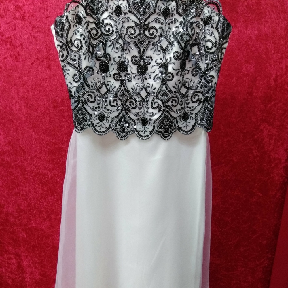 Dresses - Picture 2 of 4